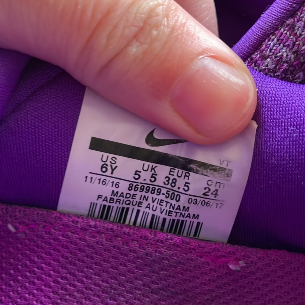 Nike - Picture 2 of 3